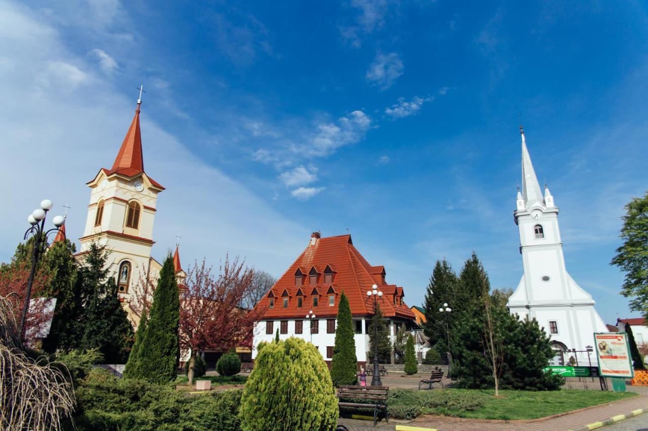 Готель Тячів Extérieur photo