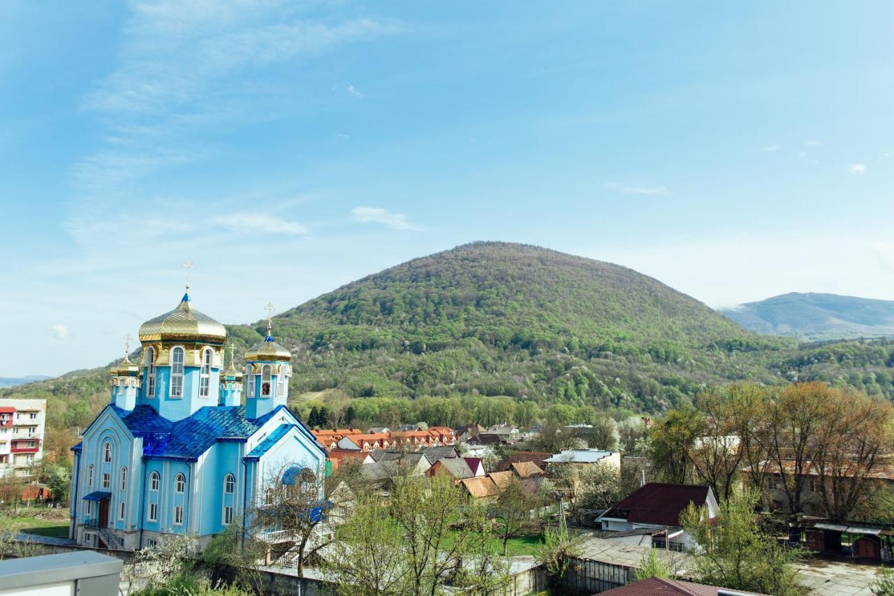 Готель Тячів Extérieur photo