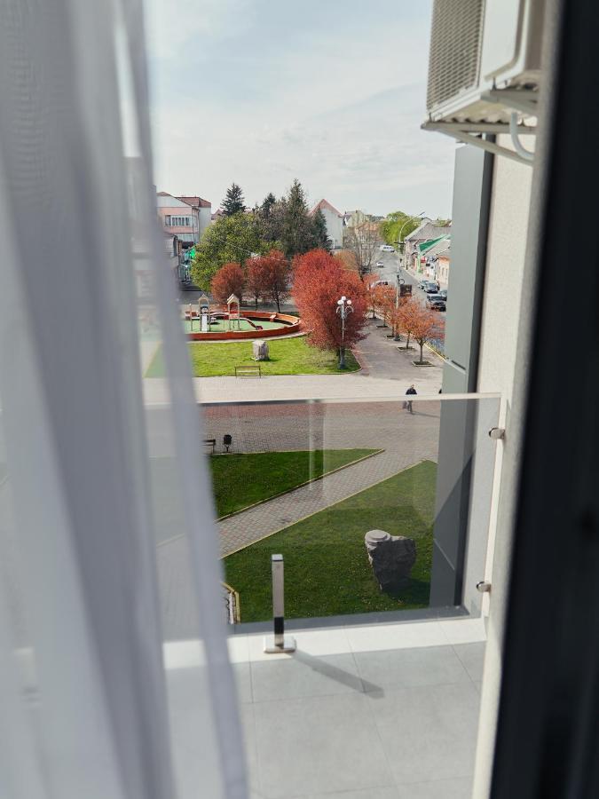 Готель Тячів Extérieur photo